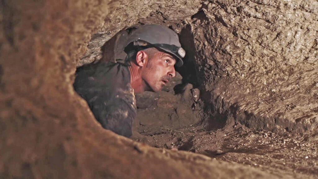 Archaeologist Uri Berger of the Israel Antiquities Authority, in the hiding complex at Hukok (Photo: Emil Aladjem, Israel Antiquities Authority) הארכאולוג אורי ברגר במערכת המסתור
