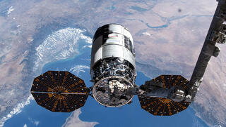 חללית סיגנוס מהדגם הקודם עוגנת בתחנת החלל הבינלאומית בעזרת הזרוע הרובוטית של התחנה, אוגוסט 2024