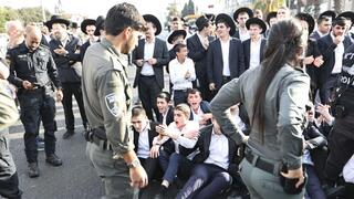 הפגנת  חרדים בצומת קוקה קולה