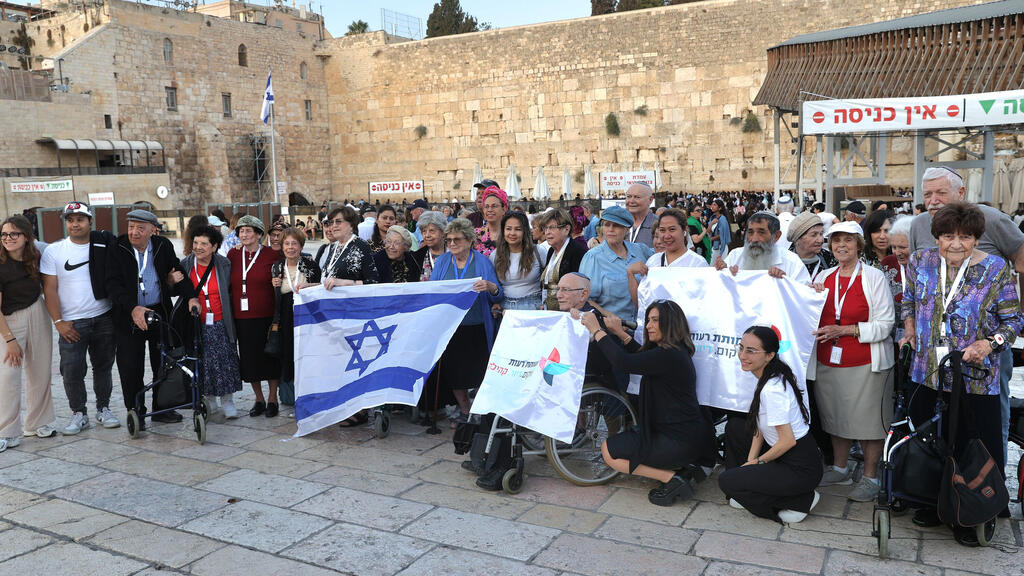 Holocaust survivor at the Western Wall (Photo: Alex Kolomoisky) ניצולי השואה בכותל המערבי