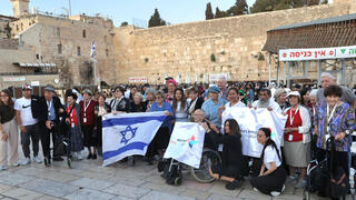 ניצולי השואה בכותל המערבי