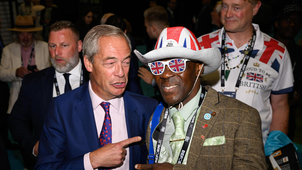 תומך של נייג'ל פראג' מנהיג מפלגת הימין העמוק ב בריטניה Reform UK ב כנס של המפלגה ב ברמינגהאם 5/6 בספטמבר