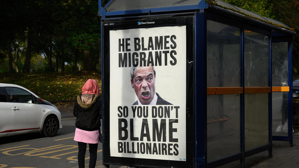 שלט נגד נייג'ל פראג' מנהיג מפלגת הימין העמוק ב בריטניה Reform UK ב ברמינגהאם 6 בספטמבר