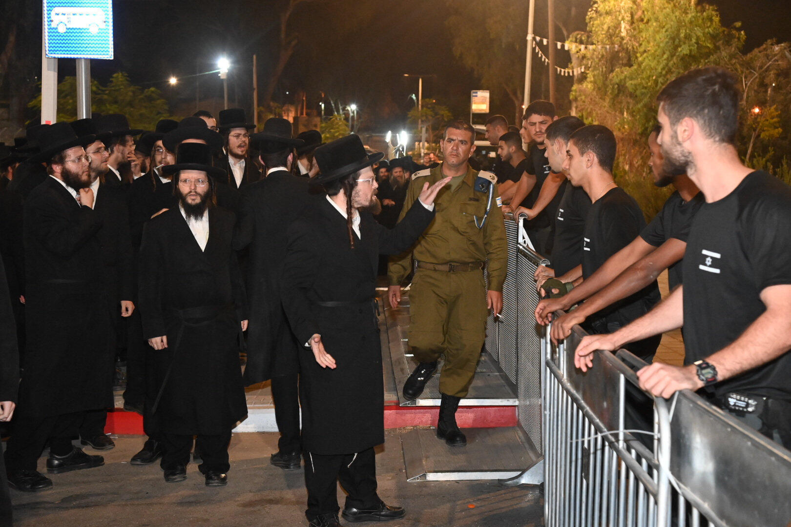 מהומות מחוץ לכלא 10 בבית ליד, בשל מעצר עריקים חרדים 