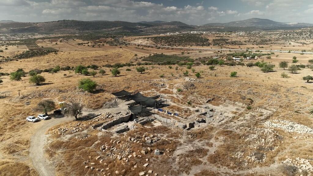 The Hukok hiding complex excavation, where the coin hoard was found (Photo: Emil Aladjem, Israel Antiquities Authority) החפירה בחוקוק, שם נמצא מטמון המטבעות