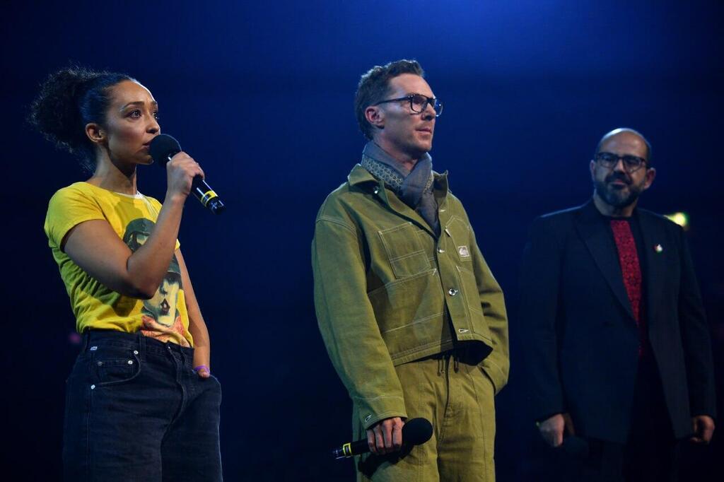 בנדיקט קמברבאץ' (באמצע) ורות נגה באירוע "יחד למען פלסטין"