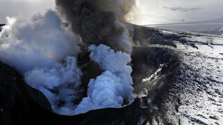 ההתפרצות המפורסמת של הר הגעש אֶיְיַאפְיָאטְלָאיֶיקוּטְל באיסלנד, בשנת 2010. התפרצות זו שיתקה את המרחב האווירי באירופה בשל ענני אפר הגעשי