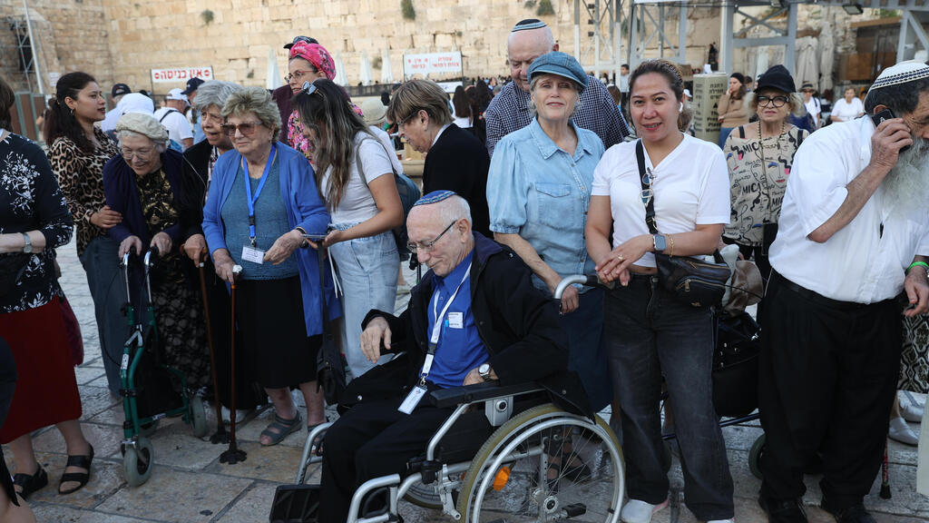 Photo: Alex Kolomoisky ניצולי השואה בכותל המערבי