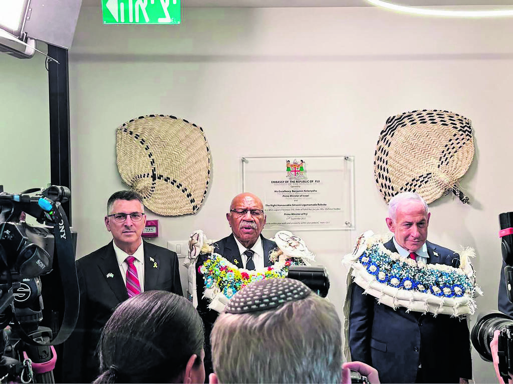 בנימין נתניהו וגדעון סער עם ראש ממשלת פיג'י סטינבני ראבוקה