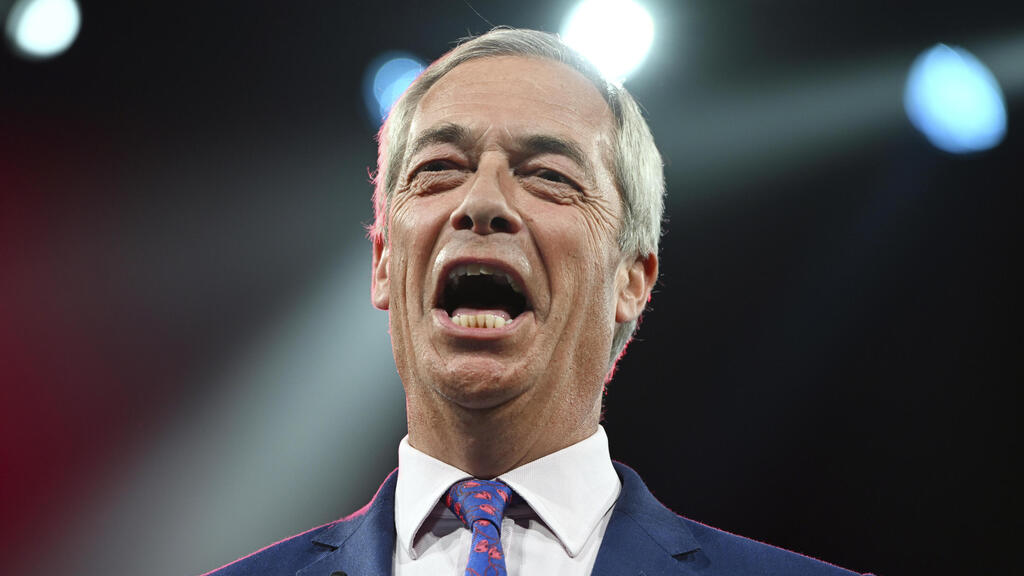 Найжел Фарадж (Фото: AP Photo/Thomas Krych) נייג'ל פראג' מנהיג מפלגת הימין העמוק ב בריטניה Reform UK ב כנס של המפלגה ב ברמינגהאם 6 בספטמבר