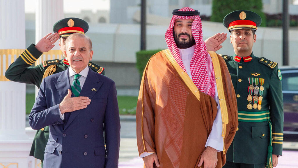 יורש העצר של סעודיה מוחמד בן סלמאן וראש ממשלת פקיסטן שהבז שריף