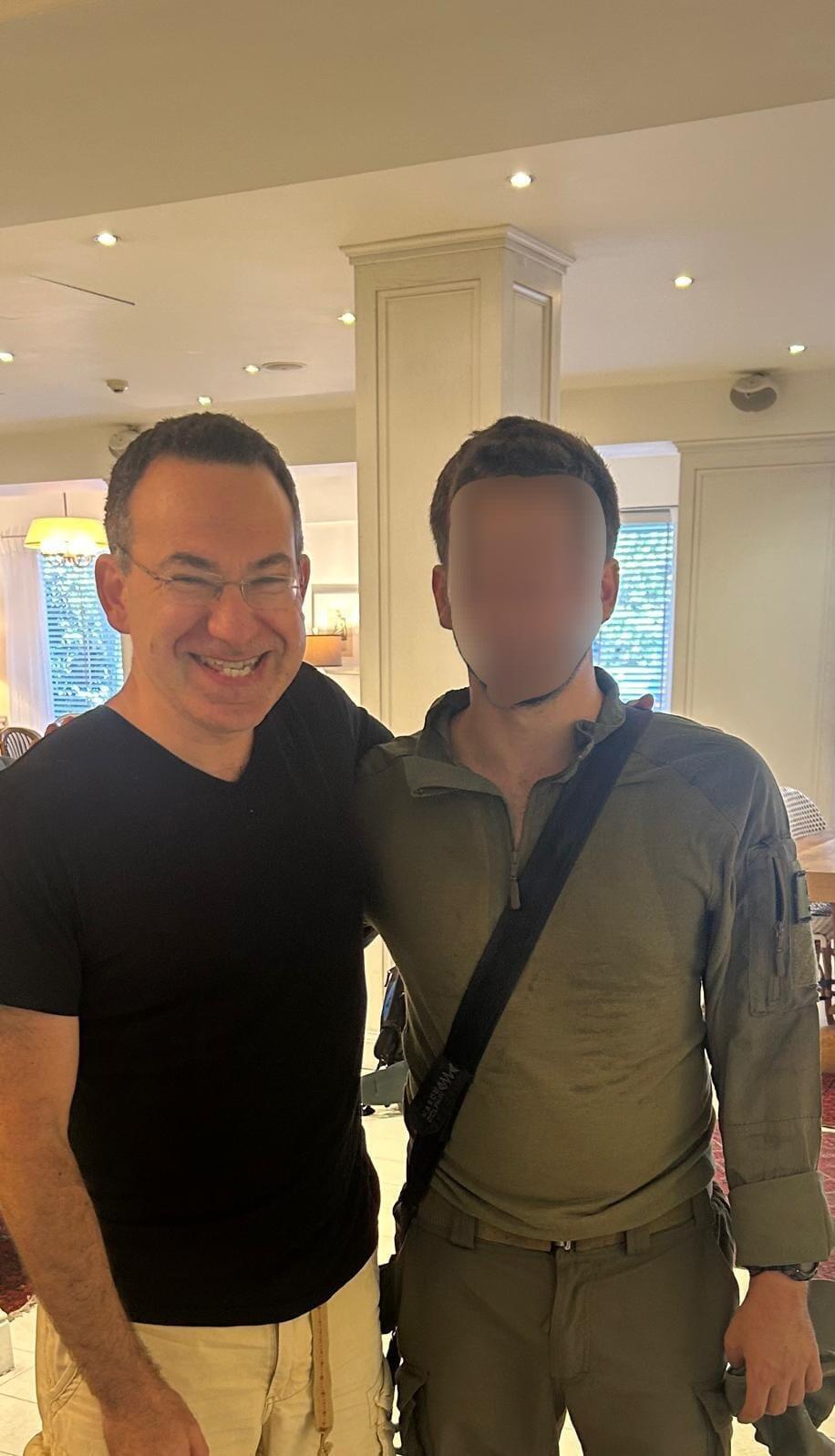 האבא לאונרד עם בנו י'