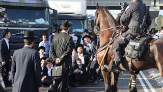 חרדים קיצוניים חוסמים את כביש 4 ב-3 מוקדים בגוש דן