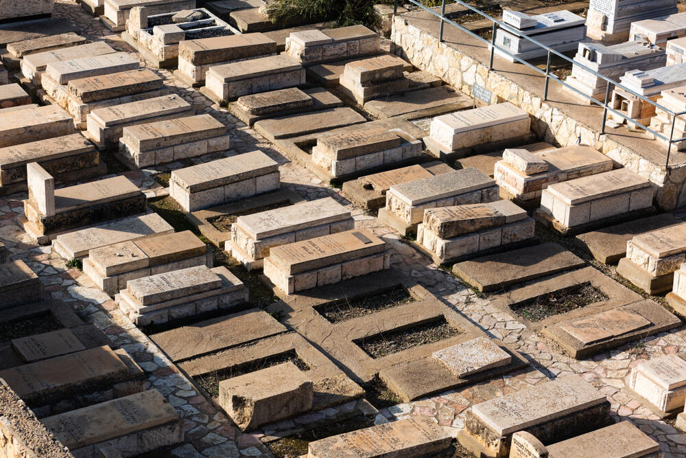 Photo: Logan Bush / Shutterstock.com קברים בבית העלמין בהר הזיתים בירושלים