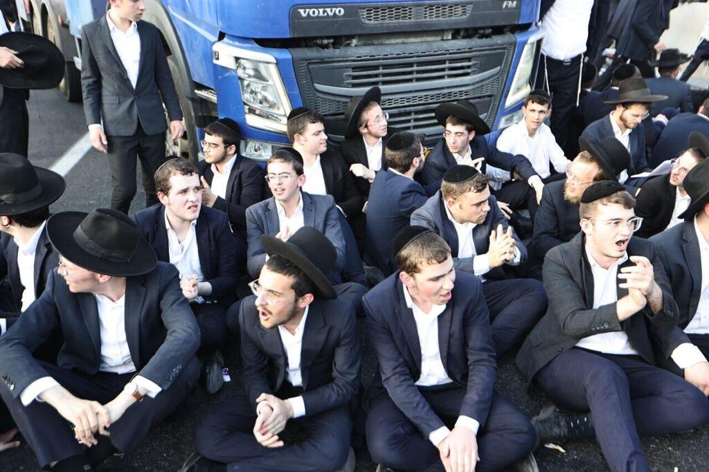 הפגנת  חרדים בצומת קוקה קולה