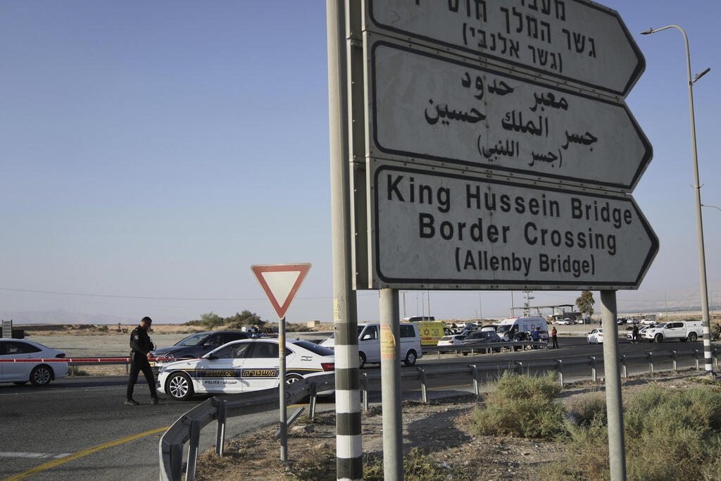 Allenby Bridge border crossing (Photo: AP/Mahmoud Illean) כוחות צה"ל בזירת הפיגוע במעבר אלנבי