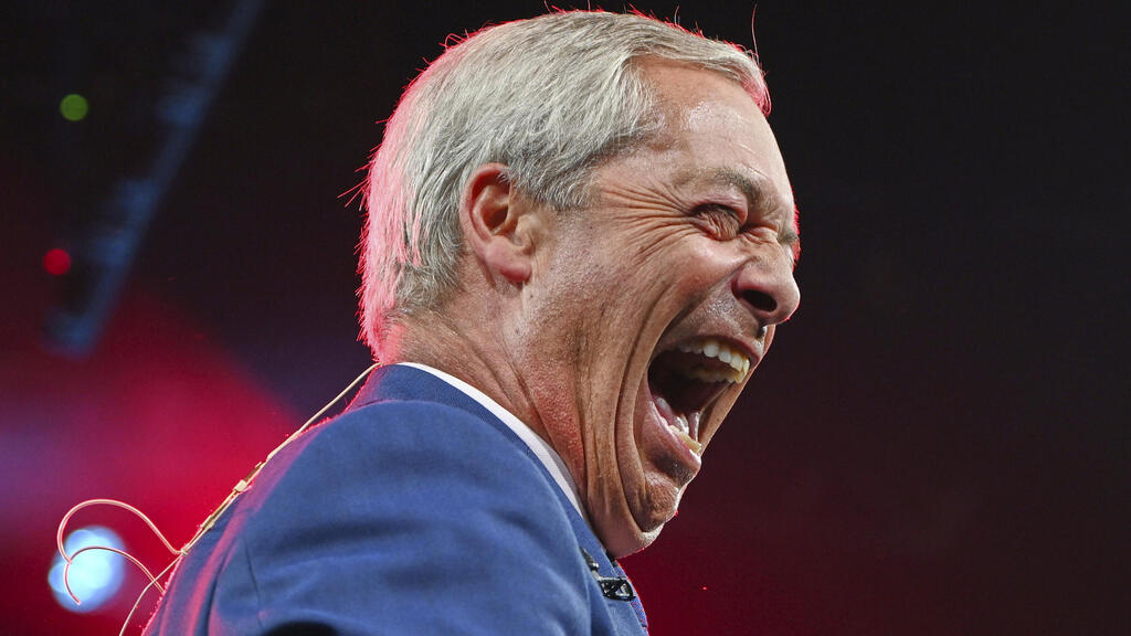 נייג'ל פראג' מנהיג מפלגת הימין העמוק ב בריטניה Reform UK ב כנס של המפלגה ב ברמינגהאם 6 בספטמבר