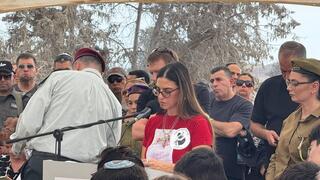 רחל, אחותו של אופיר ודודה של ניצן  ליבשטיין  ז"ל בטקס קבורתם בכפר עזה