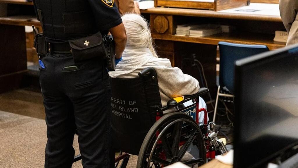 Galina Smirnova in court (Photo: Shawn Inglima/New York Daily News, Pool) החשודה גלינה סמירנובה בבית המשפט