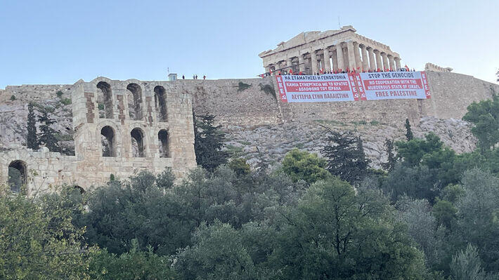 מחאת דגלי ענק כנגד ישראל ביוון, אקרופוליס