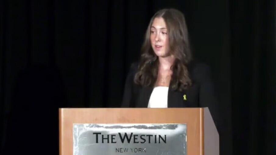 Former hostage Naama Levy speaks at UN event (Photo: Hostages aid worldwide) נעמה לוי נואמת באירוע לשחרור חטופים של האו"ם