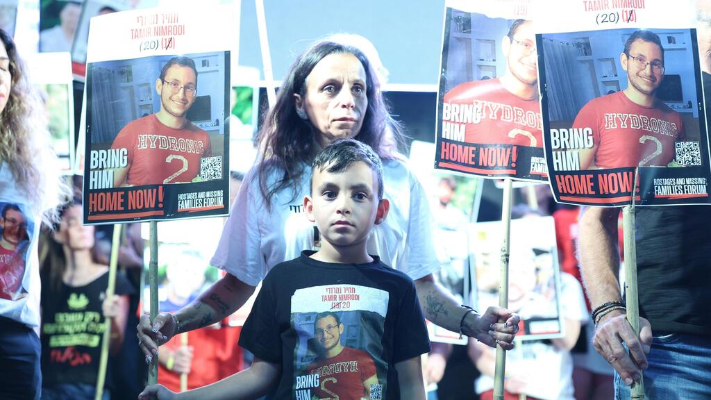 אלון נמרודי אבא של תמיר נמרודי בעצרת משפחות החטופים בכיכר החטופים בתל אביב