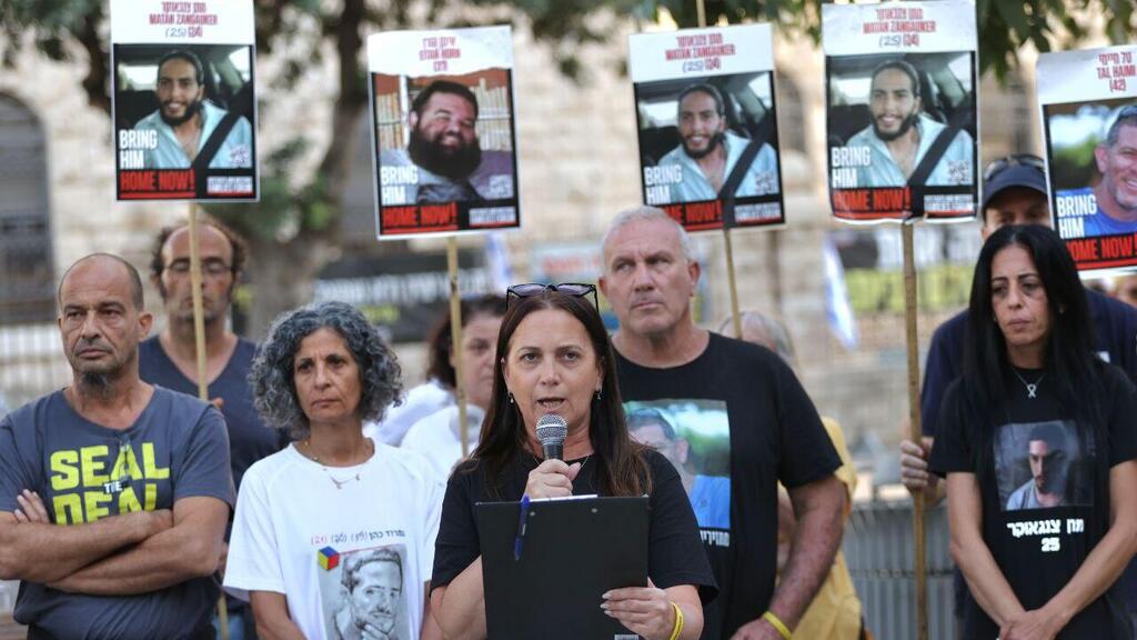 Заявление матерей заложников (Фото: Алекс Коломойский ) הצהרת משפחות החטופים בכיכר פריז בירושלים