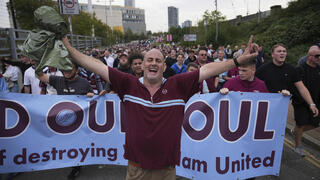 אוהדי ווסטהאם מפגינים