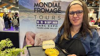 מועצת החלב תחרות גבינות נעמי ריצ'ארד שטיין, גבינאז', עם המדליה בתחרות