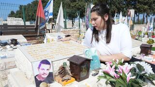 חן פיבנב, אלמנתו של איגור ז"ל ששם קץ לחייו. על קברו