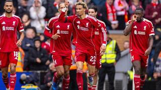 הוגו אקטיקה חוגג עם החברים