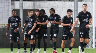 רועי אלקוקין ושחקני הפועל תל אביב חוגגים