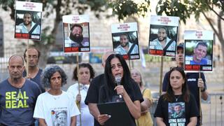 הצהרת משפחות החטופים בכיכר פריז בירושלים