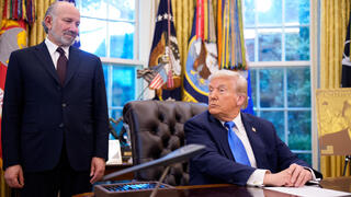 דונלד טראמפ והווארד לוטניק בחתימה על הצו