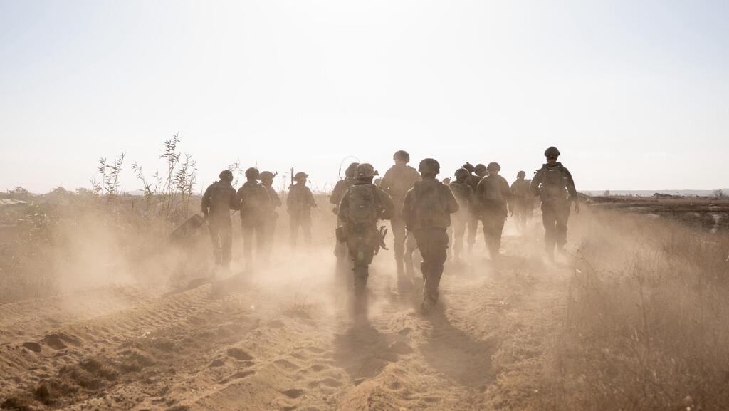 מפקד אוגדה 36, תת-אלוף מורן עומר עם מפקדי החטיבות בשטח