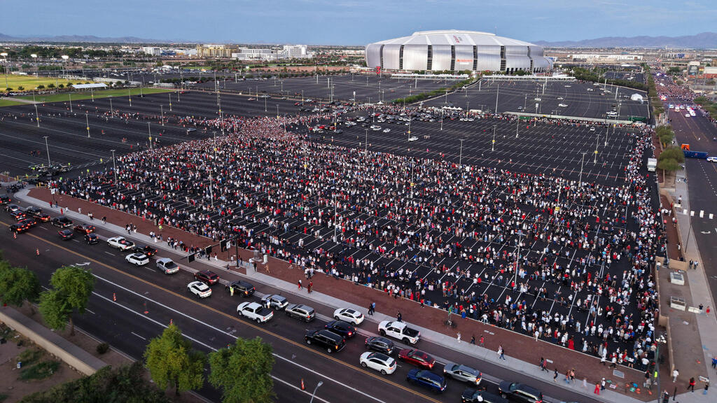 תור מחוץ ל אצטדיון ב גרנדייל אריזונה ארה"ב שבו נערך טקס לזכר צ'רלי קירק