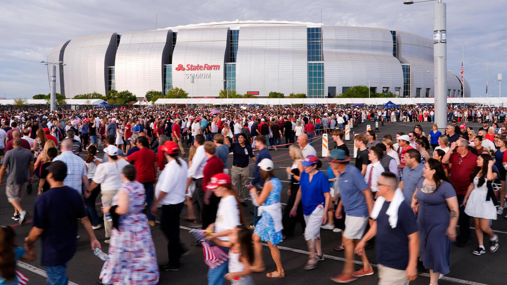 תור מחוץ ל אצטדיון ב גרנדייל אריזונה ארה"ב שבו נערך טקס לזכר צ'רלי קירק