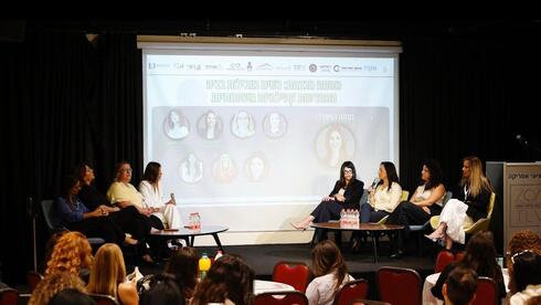 פאנל נשים בונות את הארץ. בין תותים לפקקים