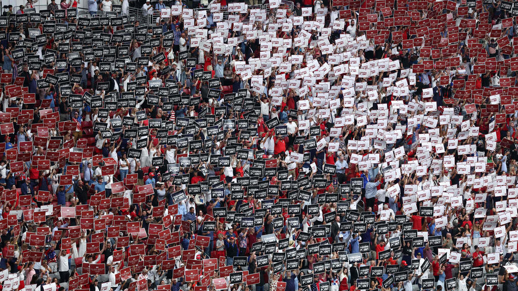 טקס לזכר צ'רלי קירק באצטדיון ב גרנדייל אריזונה ארה"ב