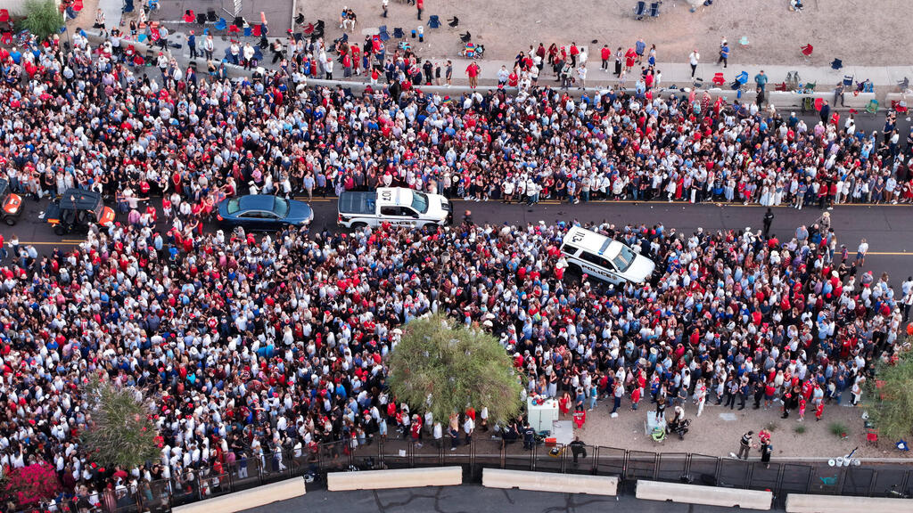 תור מחוץ ל אצטדיון ב גרנדייל אריזונה ארה"ב שבו נערך טקס לזכר צ'רלי קירק