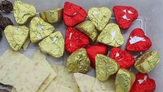 אסירי כלא רמלה עובדים במפעל לייצור שוקולד