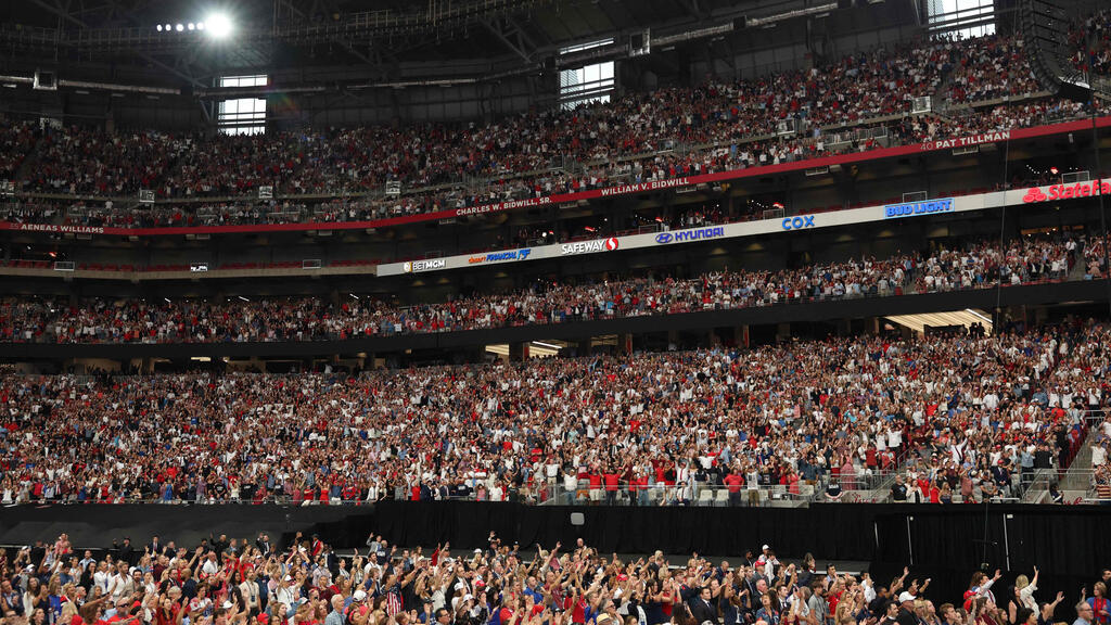 טקס לזכר צ'רלי קירק באצטדיון ב גרנדייל אריזונה ארה"ב
