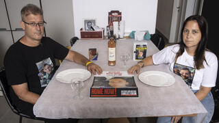 הוריו של החטוף מתן אנגרסט ישבו לארוחת ראש השנה בלעדיו