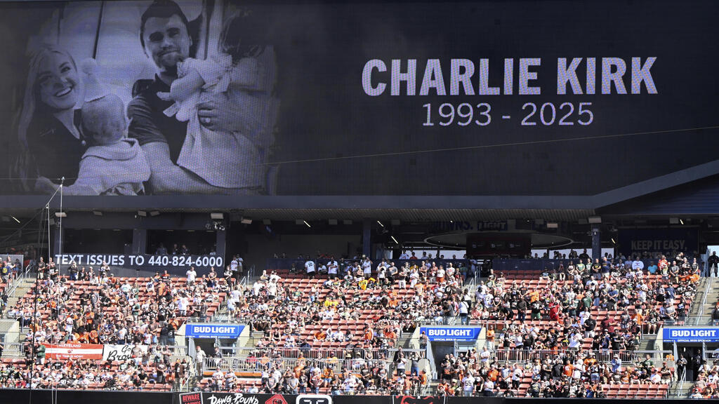 טקס לזכר צ'רלי קירק באצטדיון ב גרנדייל אריזונה ארה"ב