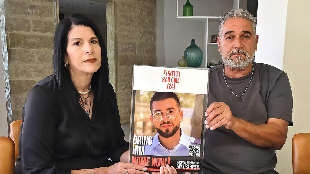 Родители Рана Гвили с фото сына (Фото: Меир Эвен-Хаим) הוריו של רן גווילי ישבו לארוחת ראש השנה בלעדיו