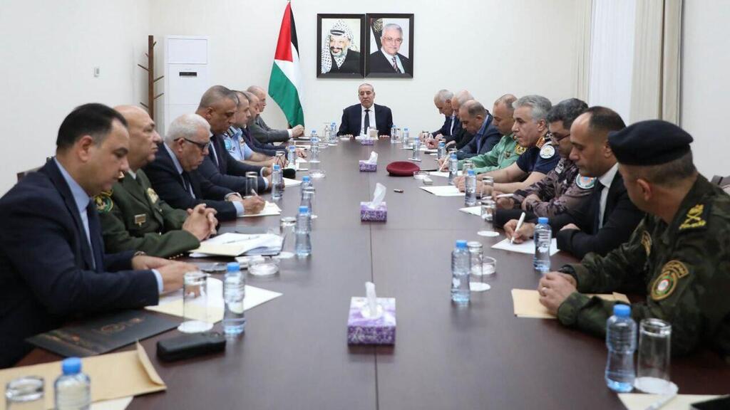 Palestinian Authority officials meeting חוסיין א־שייח' כינס דיון בהשתתפות ראש הממשלה והנהגת מנגנוני הביטחון