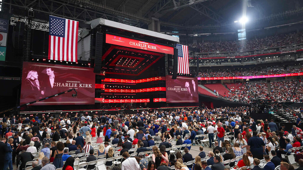 טקס לזכר צ'רלי קירק באצטדיון ב גרנדייל אריזונה ארה"ב