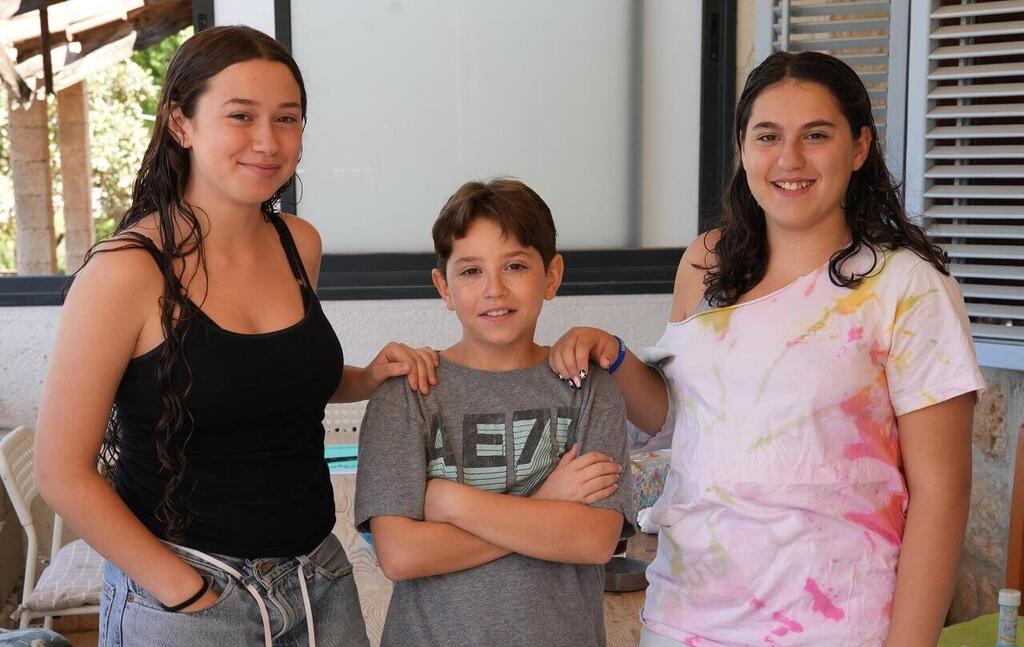 משפחת מנשה ממטולה. מימין לשמאל: שרי, צור וחן