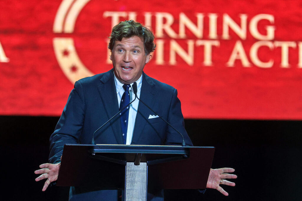 Tucker Carlson (Photo: JOE RAEDLE / GETTY IMAGES NORTH AMERICA / AFP) טאקר קרלסון ב טקס לזכר צ'רלי קירק באצטדיון ב גרנדייל אריזונה ארה"ב