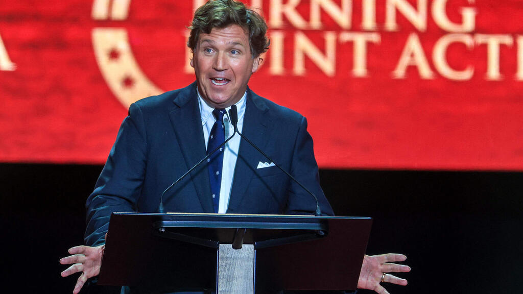 טאקר קרלסון ב טקס לזכר צ'רלי קירק  באצטדיון ב גרנדייל אריזונה ארה"ב